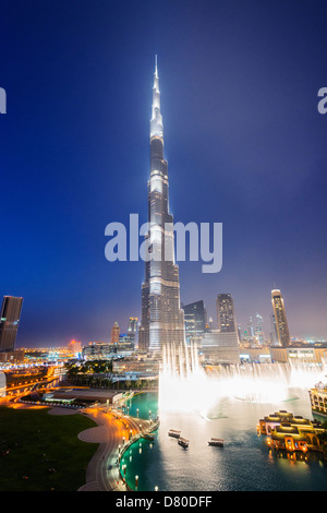 Vista notturna di Burj Khalifa Tower più alte del mondo e costruzione Fontana di Dubai in Dubai Emirati Arabi Uniti Foto Stock