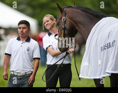 Baltimore, Maryland, Stati Uniti d'America. 16 maggio 2013. Esercizio pilota Giulia Patterson e Kentucky Derby vincitore Orb a Pimlico Race Course Maggio 16, 2013. (Immagine di credito: credito: Scott Serio/eclipse/ZUMAPRESS.com/Alamy Live News) Foto Stock