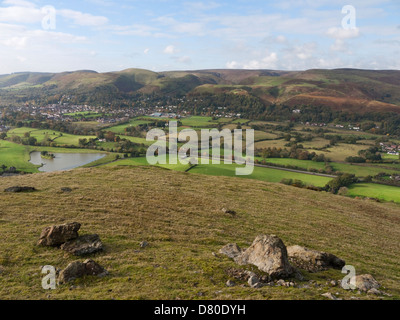 Vista da Caer Caradoc al Shropshire città di Church Stretton, accoccolato sotto la lunga Mynd Foto Stock