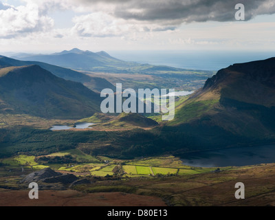 Vista da ovest Snowdon, lungo la Dyffryn Nantlle valley fino alla costa. I picchi di Yr Eifl visibile sul Lleyn Peninsula Foto Stock