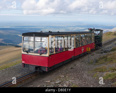 Snowdon Mountain convoglio ferroviario sul finale di tirare per Snowdon il vertice Foto Stock