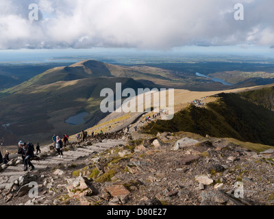 La vista da NW Snowdon il vertice, che mostra gli escursionisti sulla parte superiore raggiunge la trafficata via Llanberis Foto Stock