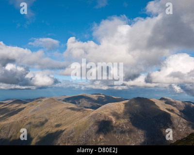 Snowdonia: una vista da nord di Snowdon attraverso la Glyderau e Carneddau gamme della montagna Foto Stock