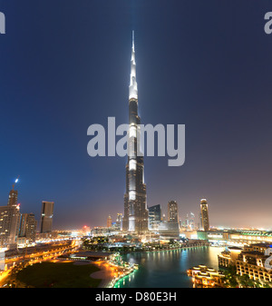 Vista notturna di Burj Khalifa Tower mondiali di edificio più alto in Dubai Emirati Arabi Uniti Foto Stock