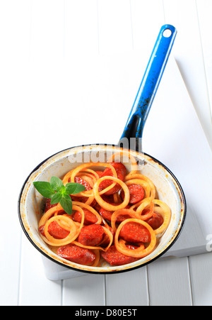 Pan fried le fette di salsiccia piccante con cipolla Foto Stock
