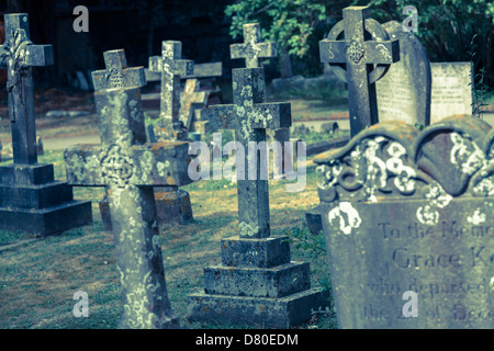 Vecchio, weathered Grave pietre in un villaggio inglese chiesa Foto Stock