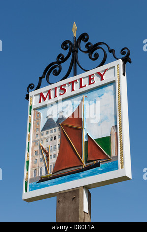 Villaggio Mistley segno, Essex, UK. Foto Stock