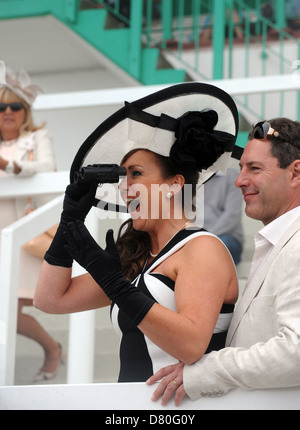 Matura nel loro 40s a fare il tifo per i cavalli in gare di Brighton Regno Unito Foto Stock