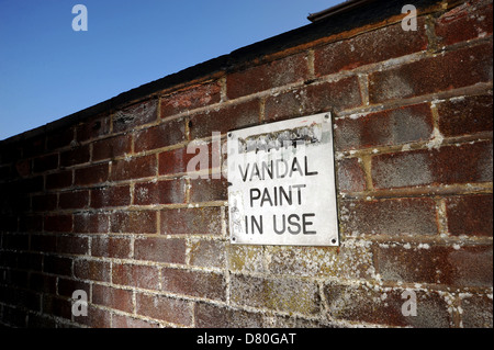 Anti vandalo in vernice utilizzare il segno su un muro di mattoni Foto Stock