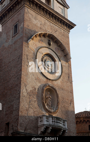 La Torre dell'orologio con il suo orologio astrologival a Mantova (Mantova), Italia. Foto Stock