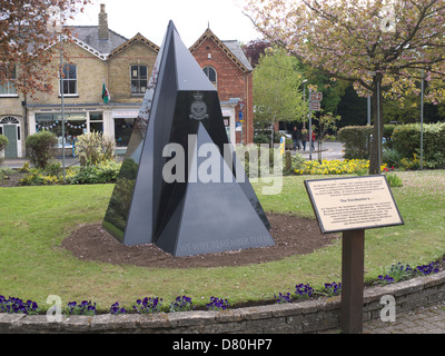 Memoriale per onorare i membri di 617 Squadrone ucciso in azione a partire dal 1945, e placca raccontando di squadroni più famosa azione Foto Stock