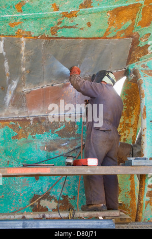 Manutenzione in barca - la saldatura dello scafo di un peschereccio, Macduff, Aberdeenshire, Scozia. Foto Stock