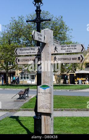 Seguire le indicazioni per escursionisti del Cotswold modo in Broadway, Worcestershire Foto Stock