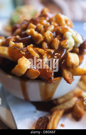 Poutine è un fast food piatto che ha avuto origine in Quebec e può ora essere trovato in tutto il Canada. Foto Stock