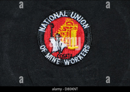 Le immagini del logo della South African NUM (Unione Nazionale dei minatori) sui prodotti tessili. Foto Stock