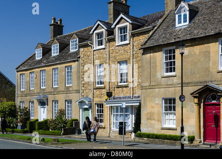 Fila di Cotswold case di pietra in Broadway, Worcestershire Foto Stock