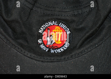 Le immagini del logo della South African NUM (Unione Nazionale dei minatori) sui prodotti tessili. Foto Stock