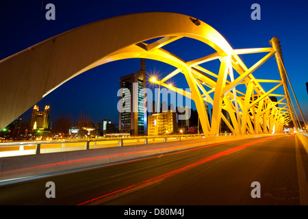 Sentieri di luce sul ponte Jinbu di Tianjin, Cina Foto Stock