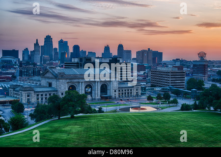 Fotografia dello skyline di Kansas City intorno al 2012 all'alba con Union Station in primo piano. Foto Stock