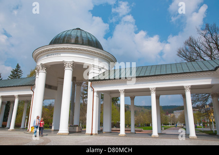 Stile neoclassico Kolonada i colonnati (1869) a Karolinin pramen molla in Spa Gardens park Marianske Lazne aka Marienbad Foto Stock