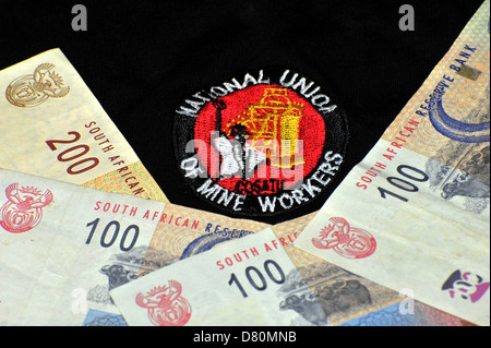 Le immagini del logo della South African NUM (Unione Nazionale dei minatori) sui prodotti tessili. Foto Stock