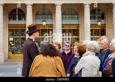 In costume guida tour con il suo gruppo di tour al Palais Royal di Parigi Francia Foto Stock
