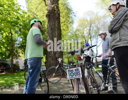 Il pedale Bike Tour del centro storico di Tour a Portland, Oregon. Foto Stock