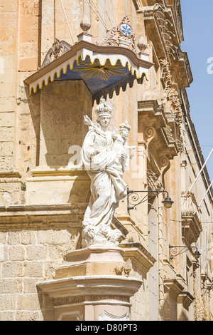 Statua sulla la Cattedrale di San Paolo a Mdina, Malta Foto Stock