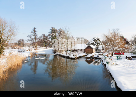 Fiume Wey vicino a Newark Priory nella neve - Pyrford, Surrey, Inghilterra Foto Stock