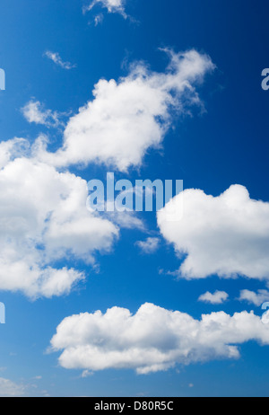 Nuvole bianche in un cielo blu chiaro. Foto Stock