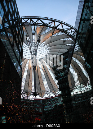 La moderna cupola del Sony Center, vista dall'interno, progettato da Helmut Jahn., situato in potsdamer Platz di Berlino, Germania Foto Stock