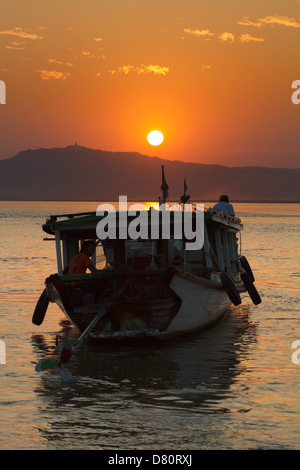 Tramonto sul fiume Irrawaddy a Mandalay, Myanmar 8 Foto Stock