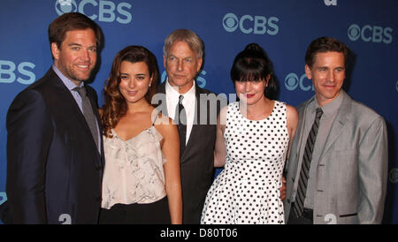 New York, Stati Uniti d'America. Il 15 maggio 2013. Gli attori MICHAEL WEATHERLY, Cote de Pablo, MARK HARMON, PAULEY PERRETTE E BRIAN DIETZEN assiste il 2013 CBS upfront tenutasi a tende al Lincoln Center. (Immagine di credito: credito: Nancy Kaszerman/ZUMAPRESS.com/Alamy Live News) Foto Stock