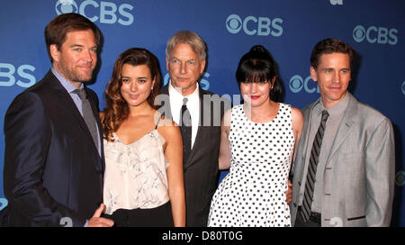 New York, Stati Uniti d'America. Il 15 maggio 2013. Gli attori MICHAEL WEATHERLY, Cote de Pablo, MARK HARMON, PAULEY PERRETTE E BRIAN DIETZEN assiste il 2013 CBS upfront tenutasi a tende al Lincoln Center. (Immagine di credito: credito: Nancy Kaszerman/ZUMAPRESS.com/Alamy Live News) Foto Stock