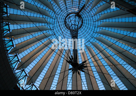 La moderna cupola del Sony Center, vista dall'interno, progettato da Helmut Jahn., situato in potsdamer Platz di Berlino, Germania Foto Stock