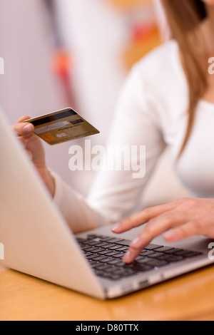 Chiudere la carta di credito e mano femmina Foto Stock