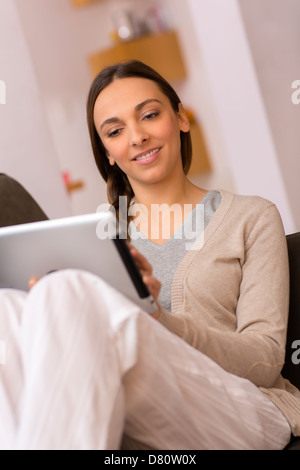 Femmina consulta la posta elettronica sul pad Foto Stock