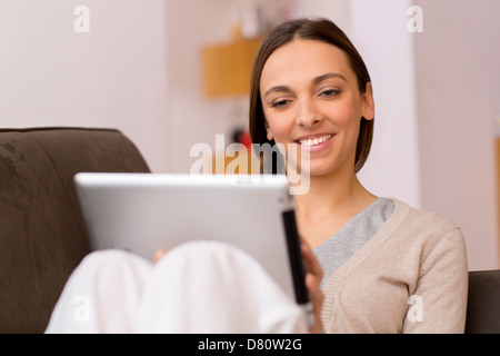 Femmina consulta la posta elettronica sul pad Foto Stock