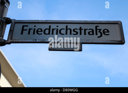 Un cartello stradale di Friedrichstrasse, la famosa strada di Berlino, Germania Foto Stock