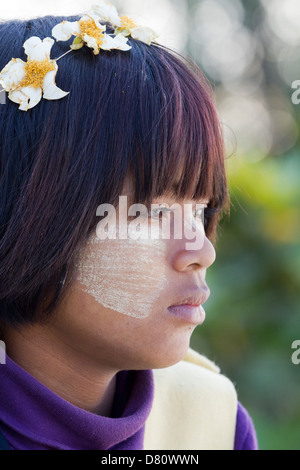 Ragazza giovane vendita di incenso al Mya Thein Dan Pagoda Mingun, Myanmar 2 Foto Stock