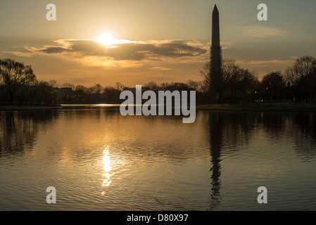 La mattina presto sole sopra il lago a costituzione Gardens sul lato occidentale del National Mall, con il ponteggio in parte fino al Monumento di Washington come subisce le riparazioni. Foto Stock