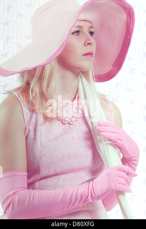 Una ragazza in 60s stile con un enorme cappello Foto Stock