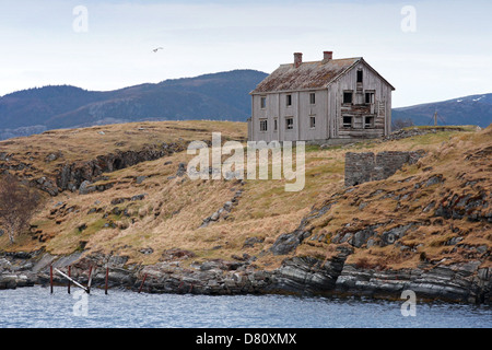 Vecchio grigio abbandonato casa in legno sul Seacoast in Norvegia Foto Stock