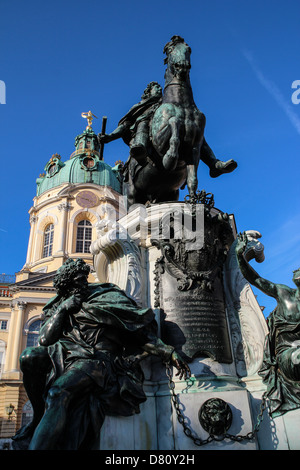 Statua equestre del Grande Elettore "Friedrich Wilhelm I' davanti la facciata del Palazzo di Charlottenburg di Berlino, Germania Foto Stock