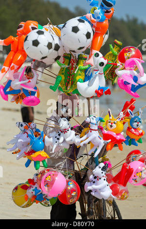 Palloncino venditore di Serendipity Beach in Sihanoukville, Cambogia Foto Stock