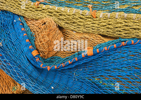 Close up di coloratissimi reti da pesca, Buckie, murene, Scozia. Foto Stock
