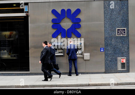 Un uomo utilizza un bancomat presso la Royal Bank of Scotland branch, Londra, Regno Unito. Foto Stock