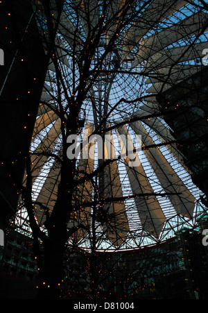 La moderna cupola del Sony Center, vista dall'interno, progettato da Helmut Jahn., situato in potsdamer Platz di Berlino, Germania Foto Stock