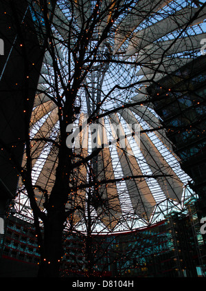 La moderna cupola del Sony Center, vista dall'interno, progettato da Helmut Jahn., situato in potsdamer Platz di Berlino, Germania Foto Stock