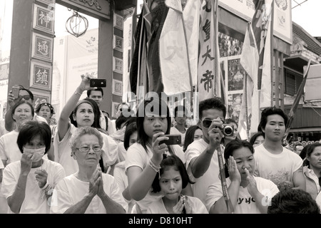 PHUKET, Tailandia 2 Ottobre 2011: gli spettatori presso il Phuket annuale Festival vegetariano per scattare foto di una processione di strada. Foto Stock